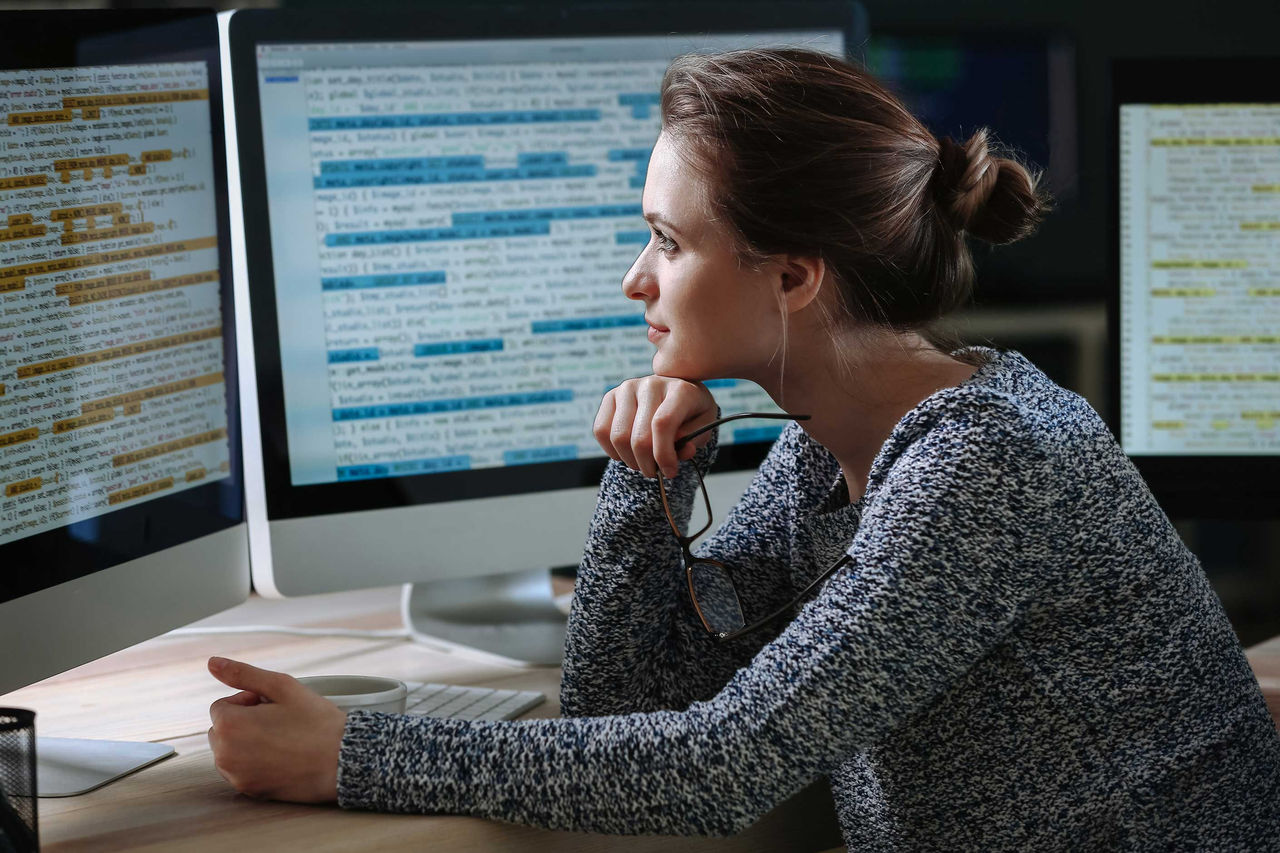 Una mujer examinando la pantalla del ordenador