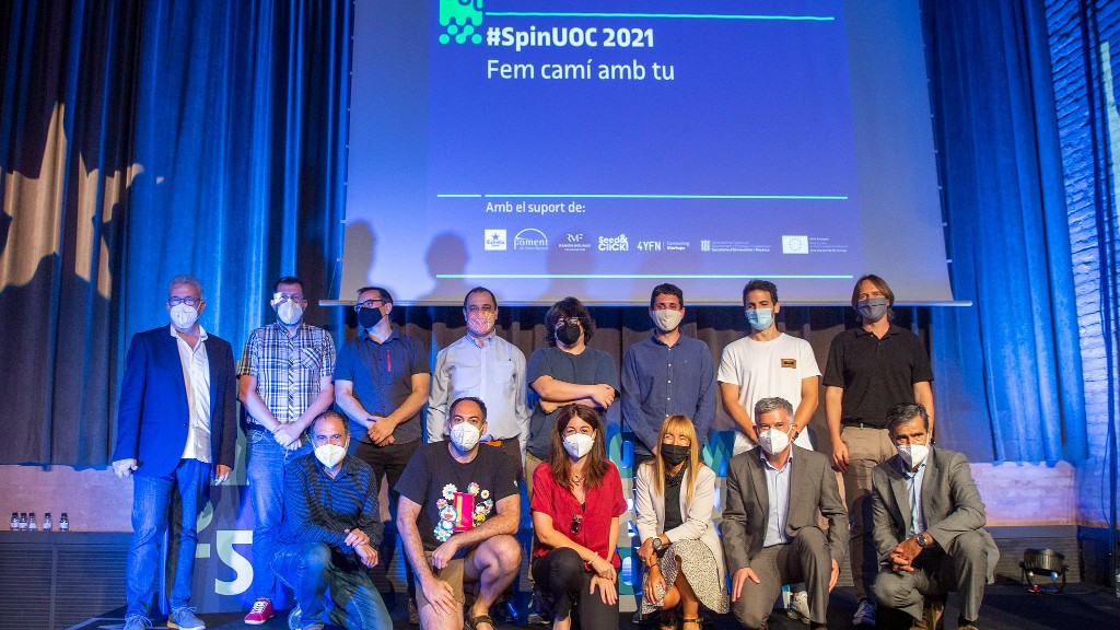 Los ocho finalistas de la pasada edición, el SpinUOC 2021, en su gran final con el jurado (foto: UOC)
