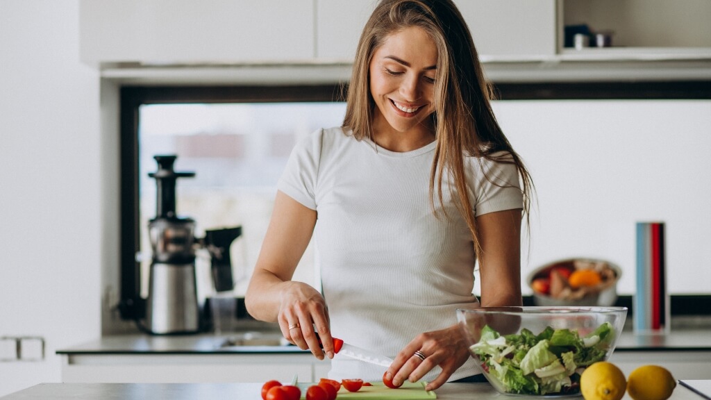 La fluctuación hormonal provoca que los alimentos se asimilen de forma diferente durante el ciclo (Foto: Adobe Stock)