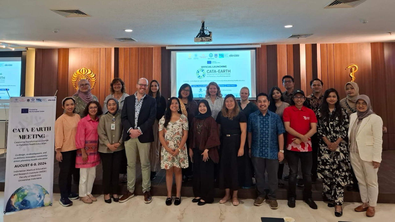 El proyecto aplica desde el primer momento estrategias de cocreación con actores de la comunidad. En la imagen, grupo de trabajo en la Universidad de Indonesia con investigadoras de la UOC  (Imagen: UOC)